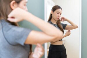 หญิงสาวกำลังหาคำตอบว่าต้นแขนใหญ่ ต้องลดยังไง ?